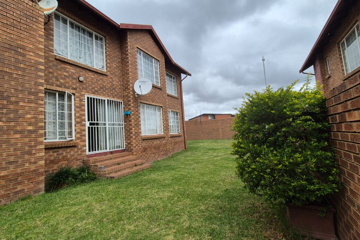 Ground-Floor Gem with Private Garden in Secure Barcelona Complex – Perfect Lock-Up-and-Go Living - Photo 2