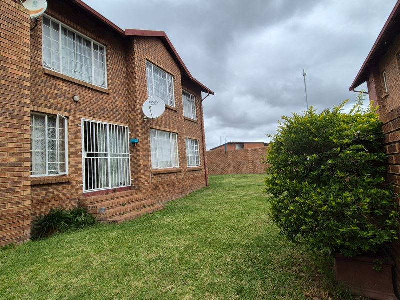 Ground-Floor Gem with Private Garden in Secure Barcelona Complex – Perfect Lock-Up-and-Go Living - Photo 2