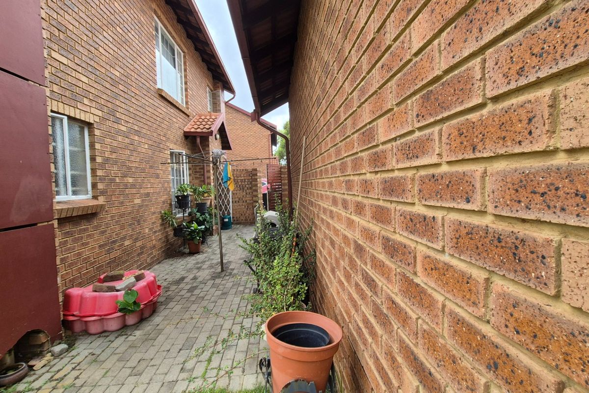 Ground-Floor Gem with Private Garden in Secure Barcelona Complex – Perfect Lock-Up-and-Go Living - Photo 4