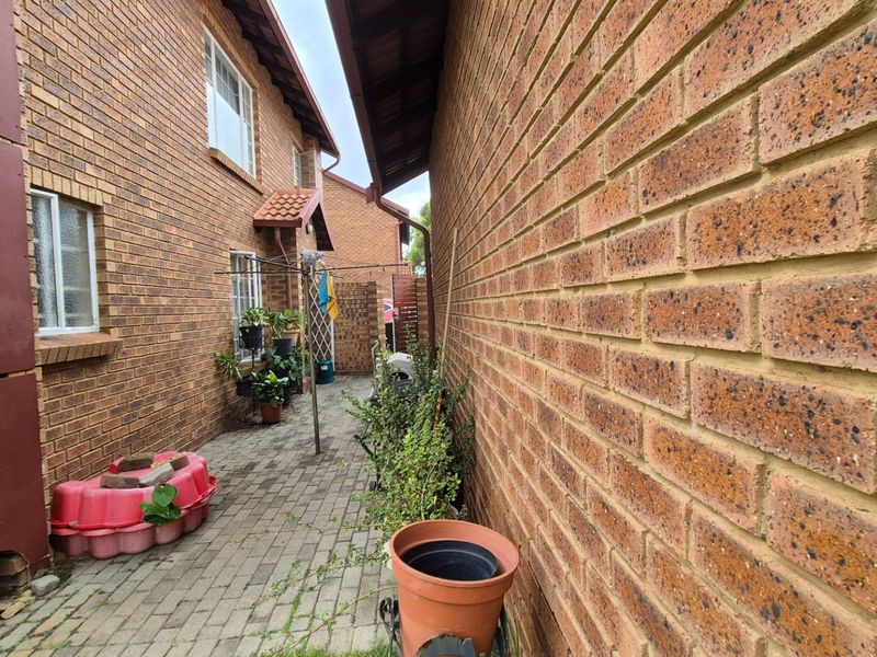 Ground-Floor Gem with Private Garden in Secure Barcelona Complex – Perfect Lock-Up-and-Go Living - Photo 4