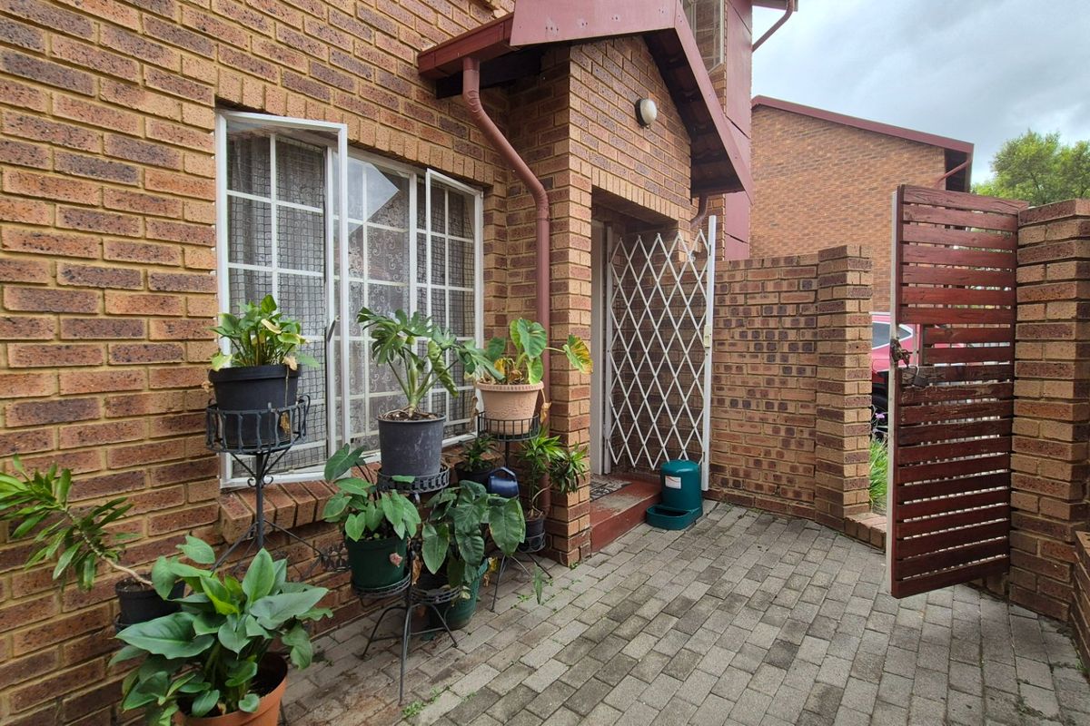 Ground-Floor Gem with Private Garden in Secure Barcelona Complex – Perfect Lock-Up-and-Go Living - Photo 5