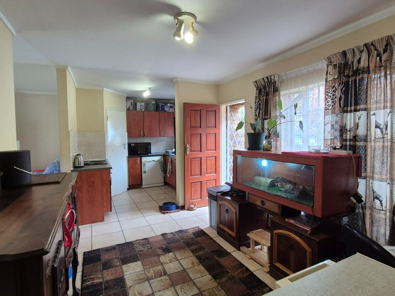 Ground-Floor Gem with Private Garden in Secure Barcelona Complex – Perfect Lock-Up-and-Go Living - Photo 10