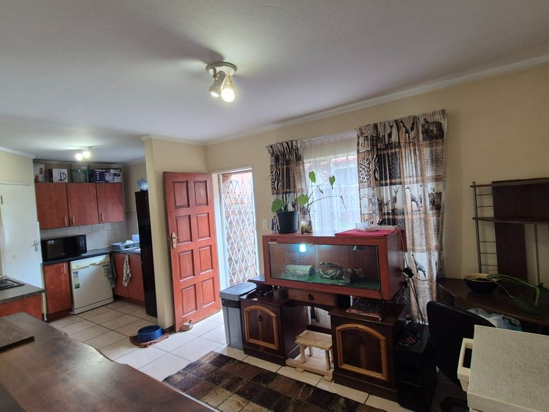 Ground-Floor Gem with Private Garden in Secure Barcelona Complex – Perfect Lock-Up-and-Go Living - Photo 9