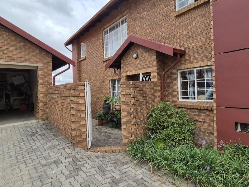 Ground-Floor Gem with Private Garden in Secure Barcelona Complex – Perfect Lock-Up-and-Go Living - Photo 8