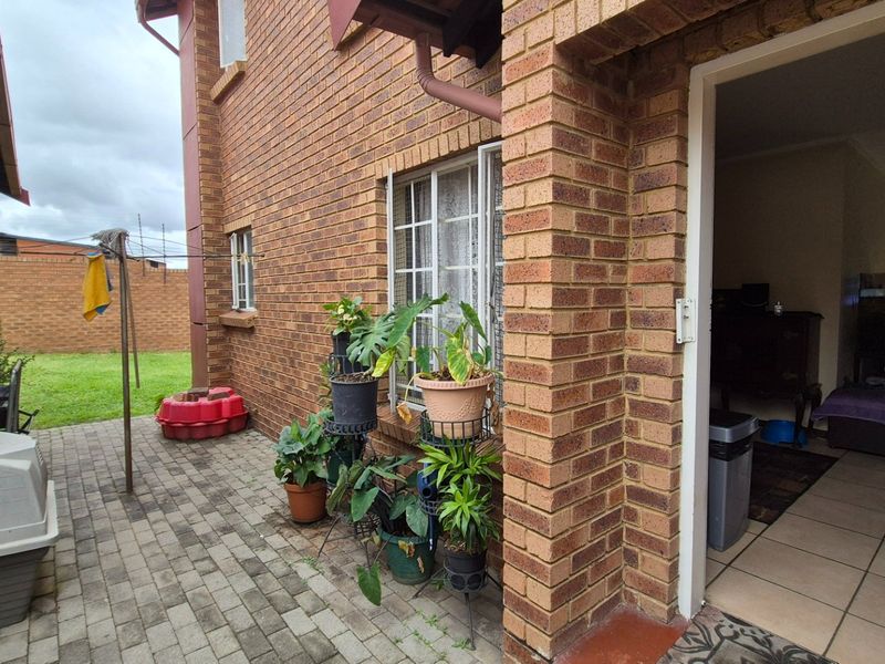 Ground-Floor Gem with Private Garden in Secure Barcelona Complex – Perfect Lock-Up-and-Go Living - Photo 7