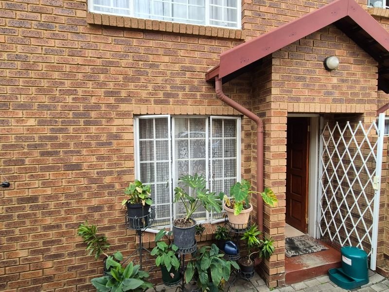 Ground-Floor Gem with Private Garden in Secure Barcelona Complex – Perfect Lock-Up-and-Go Living - Photo 6