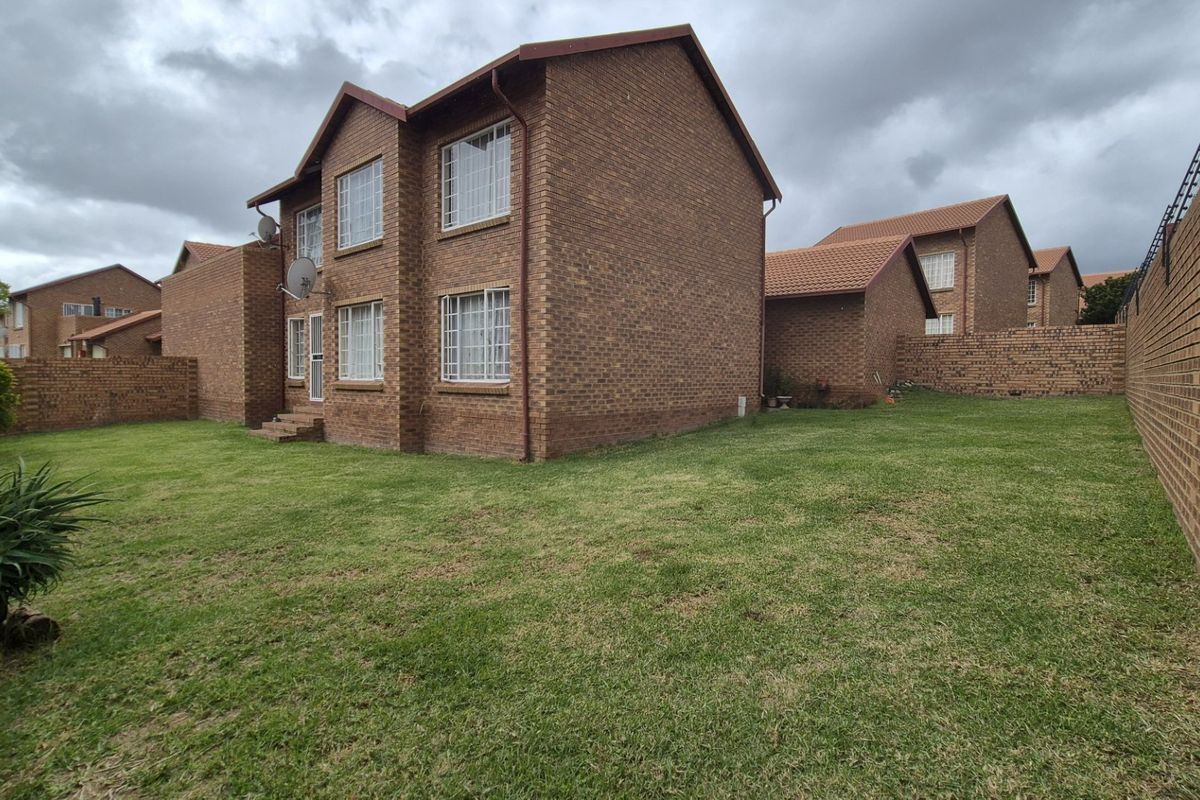 Ground-Floor Gem with Private Garden in Secure Barcelona Complex – Perfect Lock-Up-and-Go Living - Photo 3