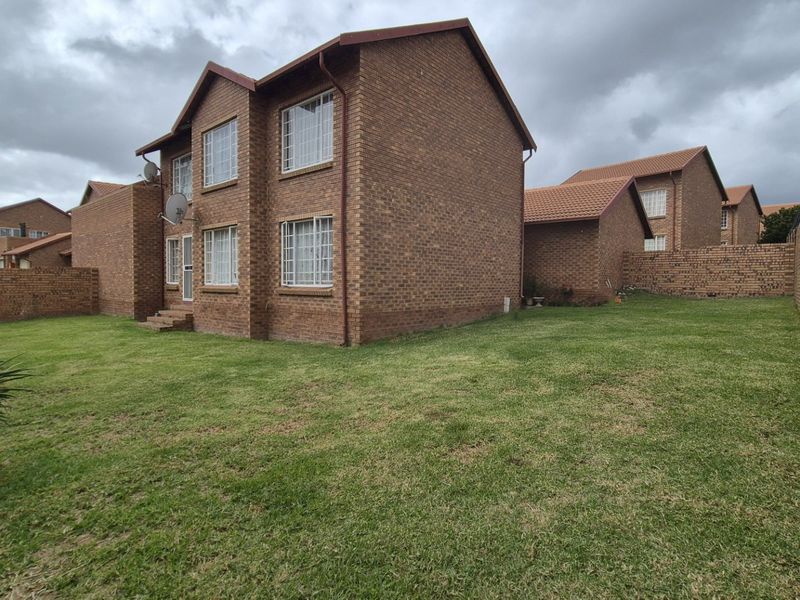 Ground-Floor Gem with Private Garden in Secure Barcelona Complex – Perfect Lock-Up-and-Go Living - Photo 3