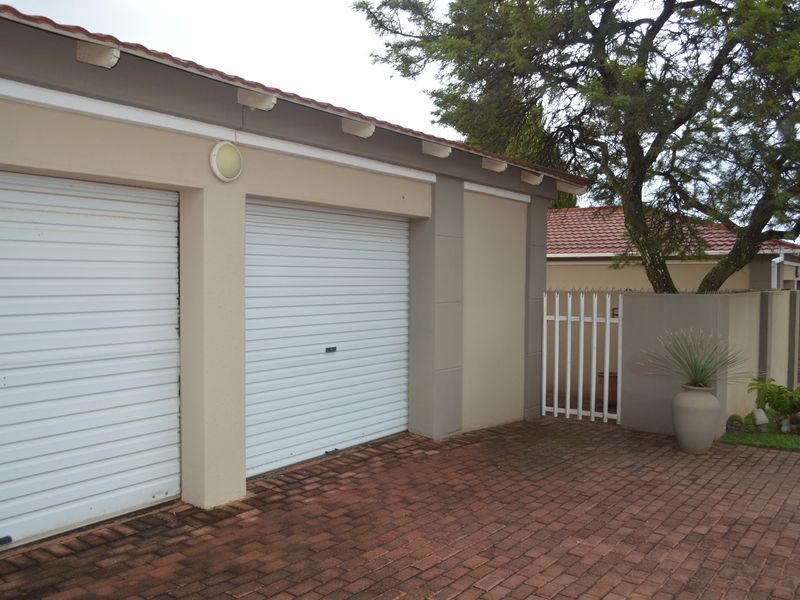 IMMACULATE FULL-TITLE TOWNHOUSE WITH PRIVATE GARDEN IN A QUIET DORINGKRUIN COMPLEX - Photo 2