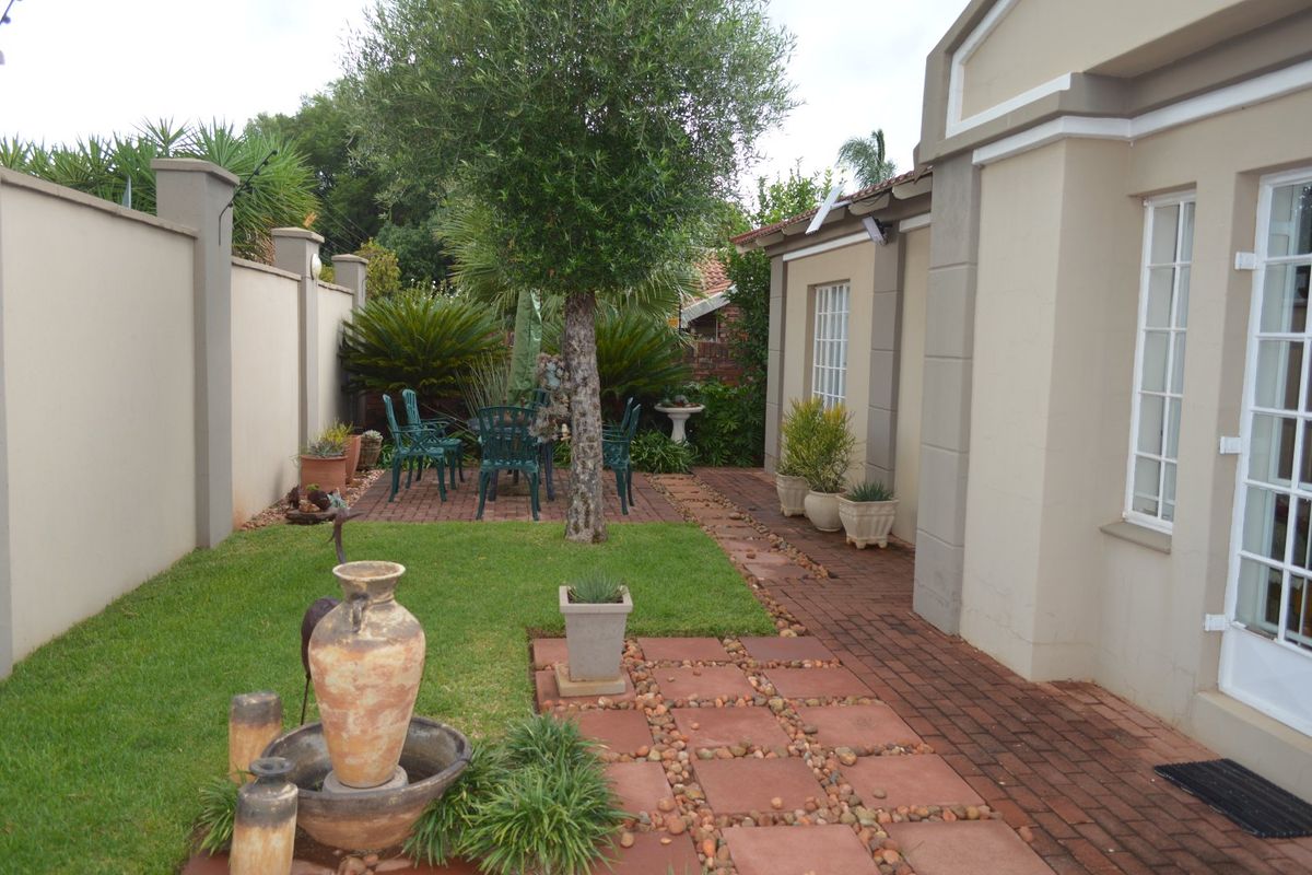 IMMACULATE FULL-TITLE TOWNHOUSE WITH PRIVATE GARDEN IN A QUIET DORINGKRUIN COMPLEX - Photo 5