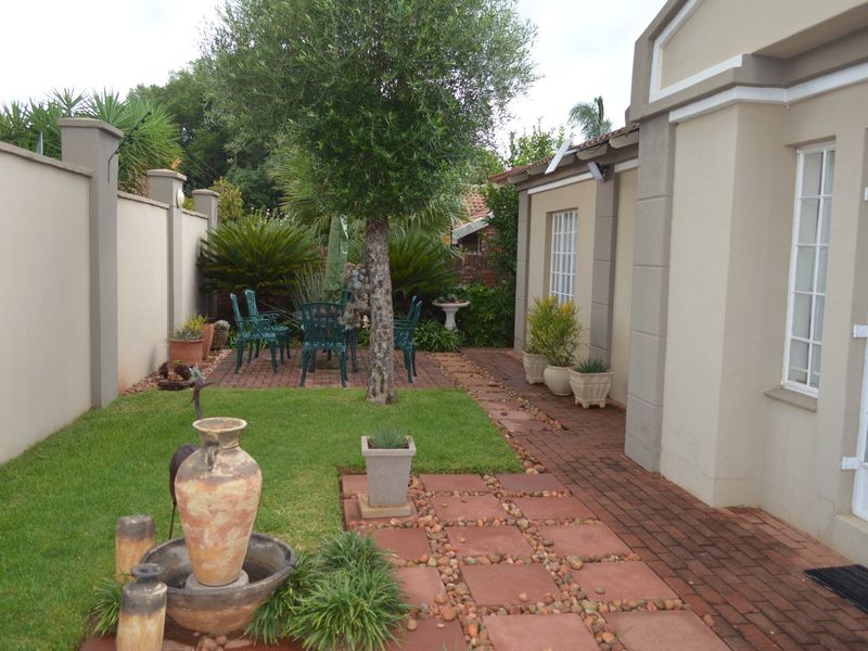 IMMACULATE FULL-TITLE TOWNHOUSE WITH PRIVATE GARDEN IN A QUIET DORINGKRUIN COMPLEX - Photo 5