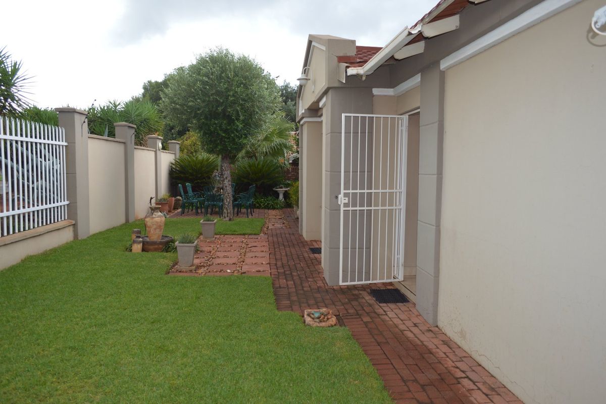 IMMACULATE FULL-TITLE TOWNHOUSE WITH PRIVATE GARDEN IN A QUIET DORINGKRUIN COMPLEX - Photo 4