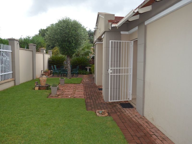 IMMACULATE FULL-TITLE TOWNHOUSE WITH PRIVATE GARDEN IN A QUIET DORINGKRUIN COMPLEX - Photo 4