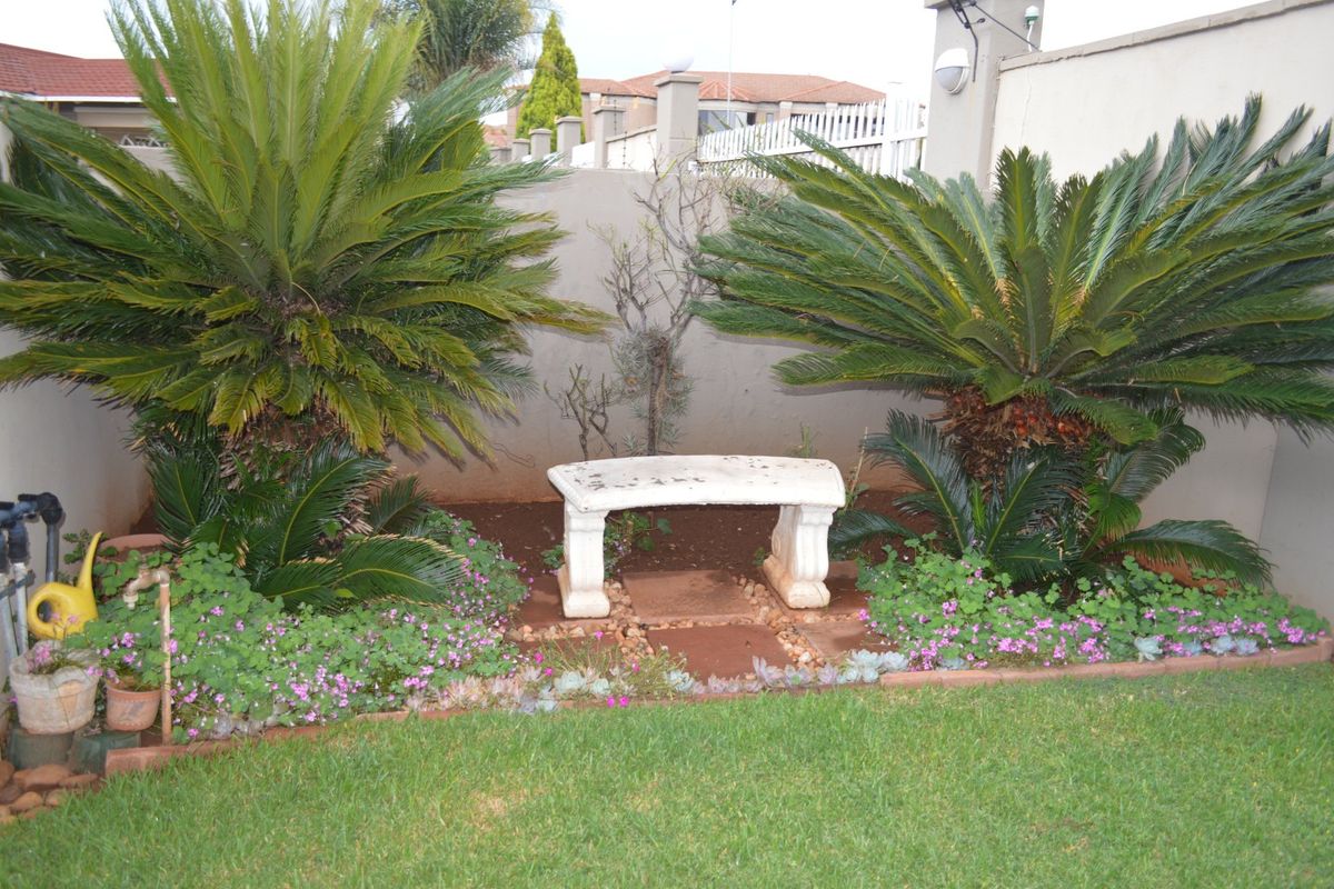 IMMACULATE FULL-TITLE TOWNHOUSE WITH PRIVATE GARDEN IN A QUIET DORINGKRUIN COMPLEX - Photo 3