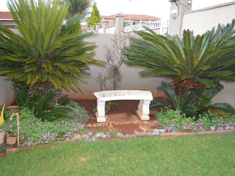 IMMACULATE FULL-TITLE TOWNHOUSE WITH PRIVATE GARDEN IN A QUIET DORINGKRUIN COMPLEX - Photo 3