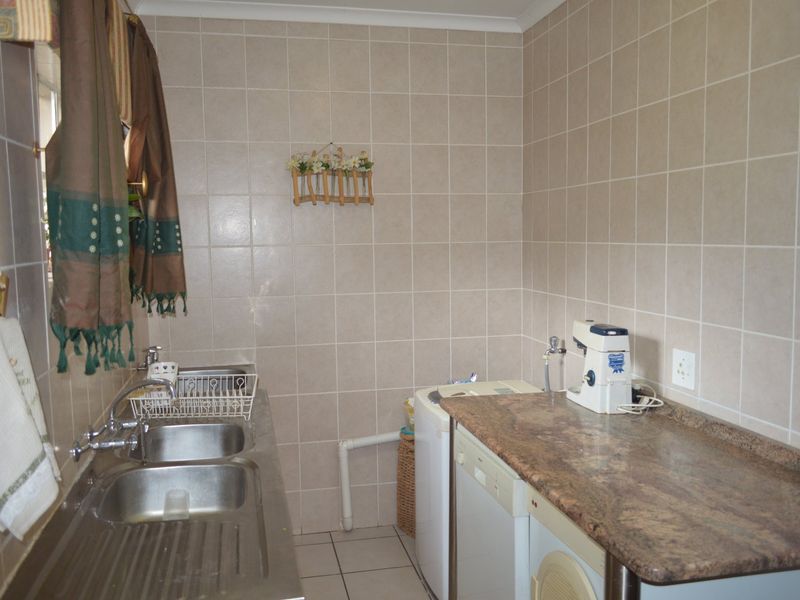 IMMACULATE FULL-TITLE TOWNHOUSE WITH PRIVATE GARDEN IN A QUIET DORINGKRUIN COMPLEX - Photo 10