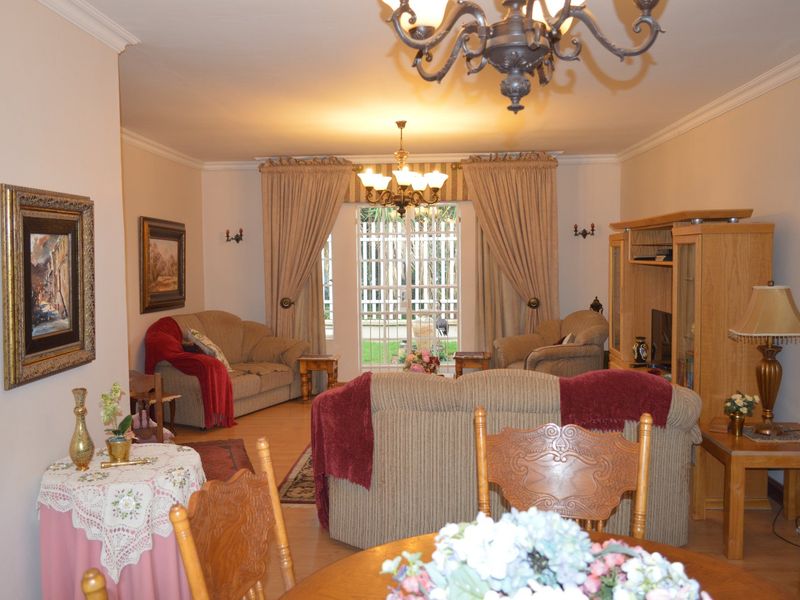 IMMACULATE FULL-TITLE TOWNHOUSE WITH PRIVATE GARDEN IN A QUIET DORINGKRUIN COMPLEX - Photo 8