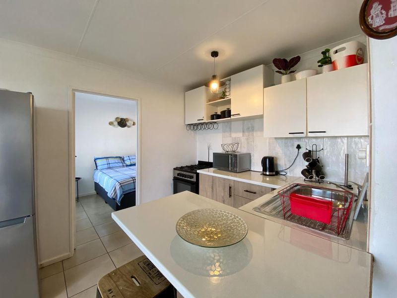 Beachside haven in Hermanus with sea views - Photo 6