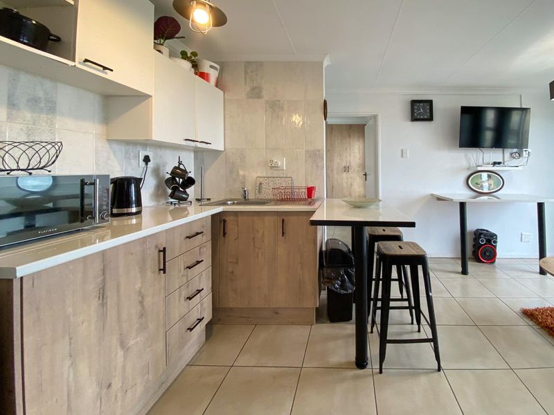Beachside haven in Hermanus with sea views - Photo 5