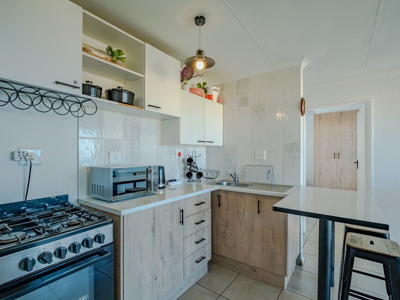 Lovely 2 bedroom apartment with sea views in Hermanus Beach Club - Photo 4