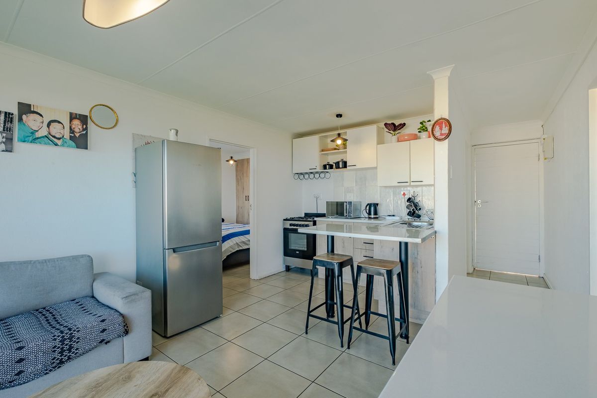 Lovely 2 bedroom apartment with sea views in Hermanus Beach Club - Photo 3