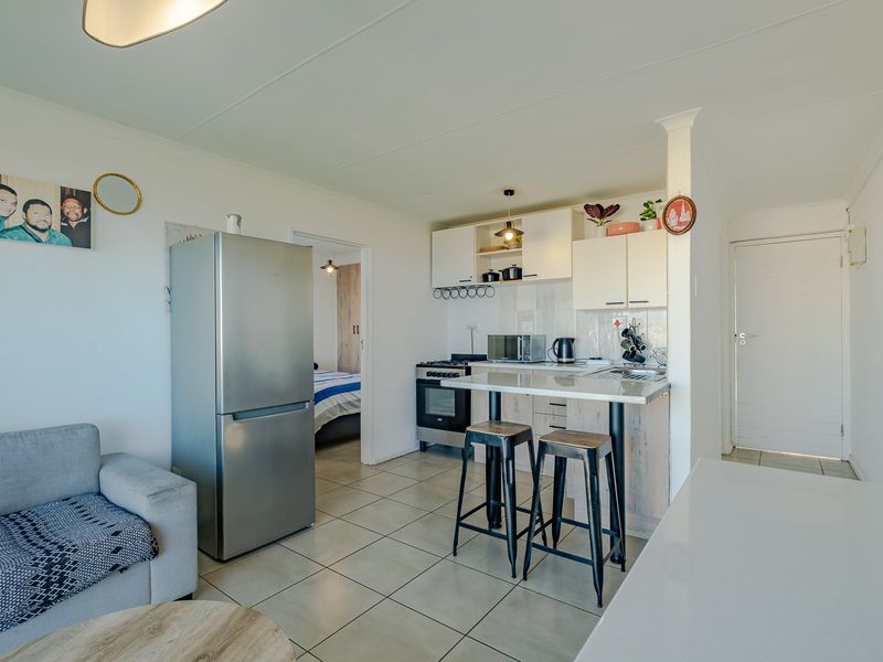 Lovely 2 bedroom apartment with sea views in Hermanus Beach Club - Photo 3