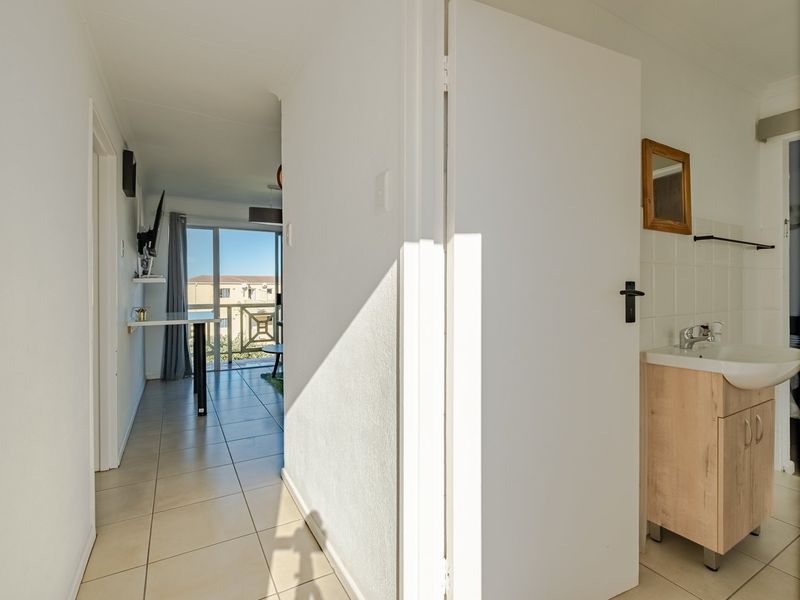 Lovely 2 bedroom apartment with sea views in Hermanus Beach Club - Photo 9