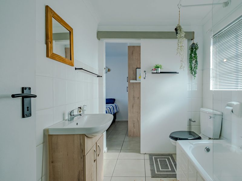 Lovely 2 bedroom apartment with sea views in Hermanus Beach Club - Photo 10