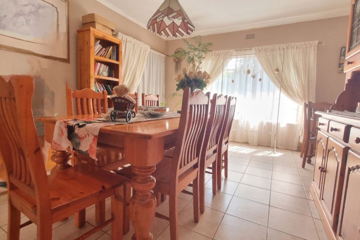 Spacious Facebrick Family Home with Abundant Amenities - Photo 3