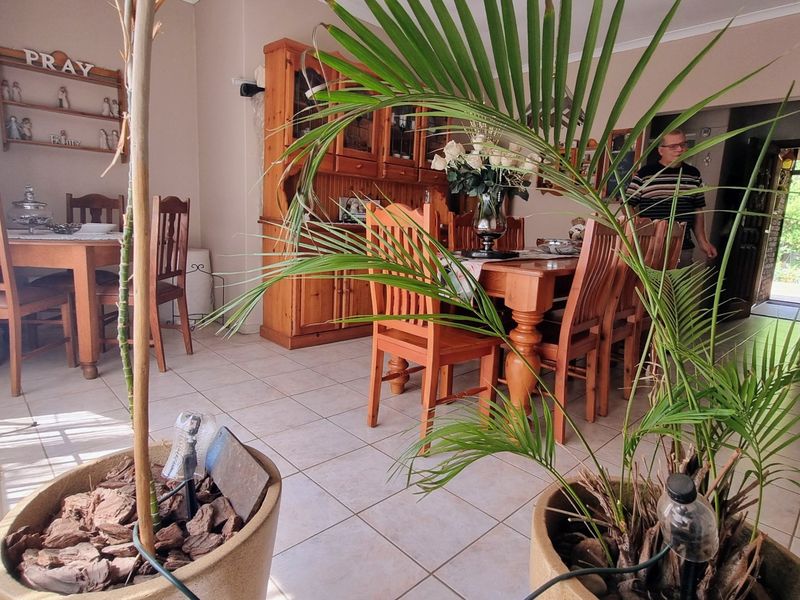 Spacious Facebrick Family Home with Abundant Amenities - Photo 8