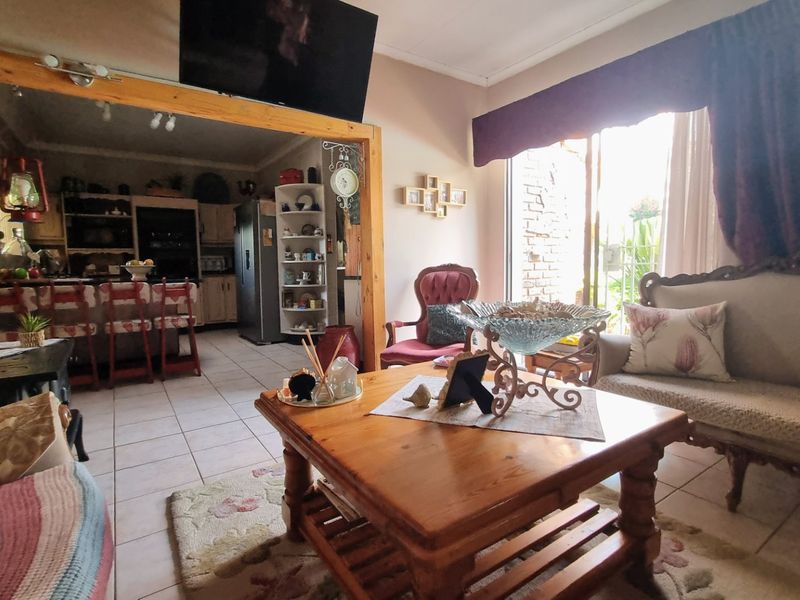 Spacious Facebrick Family Home with Abundant Amenities - Photo 7