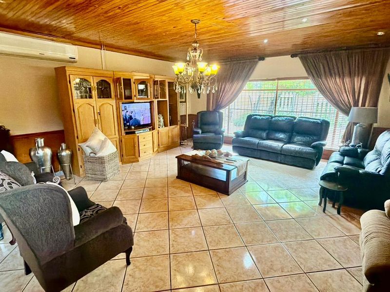 Spacious Family Residence for sale in Flamwood - Photo 3