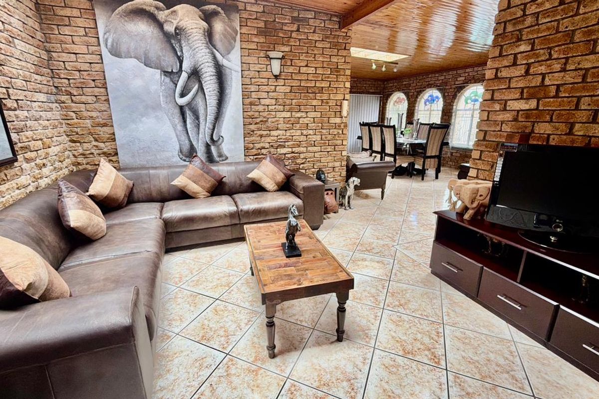 Spacious Family Residence for sale in Flamwood - Photo 2