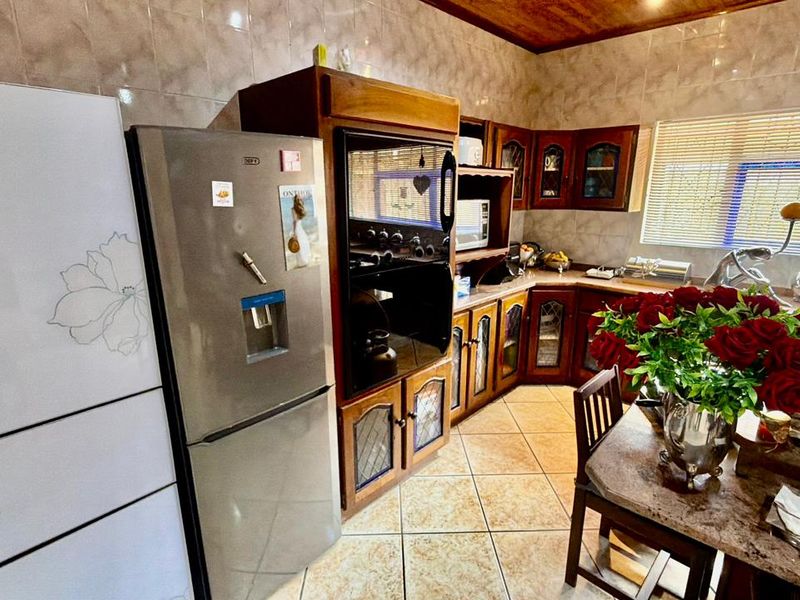 Spacious Family Residence for sale in Flamwood - Photo 8