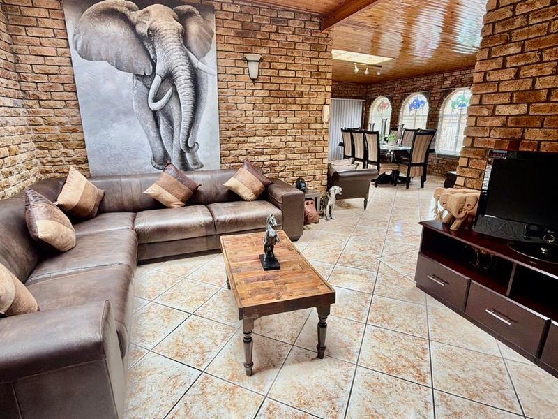 Spacious Family Residence for sale in Flamwood - Photo 3