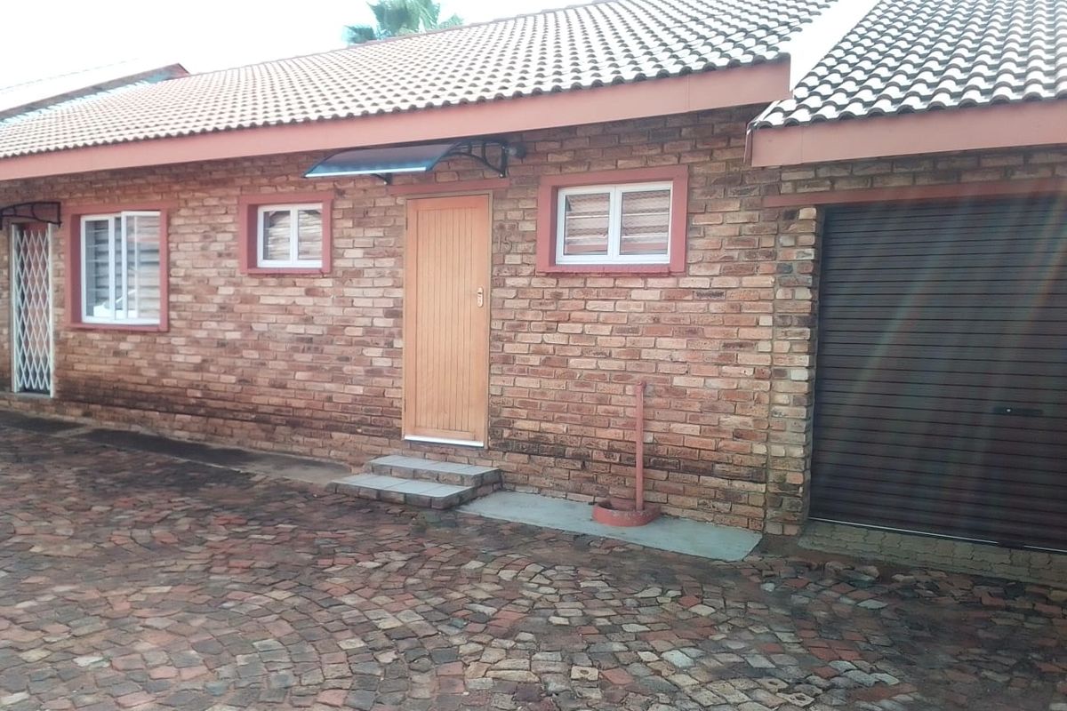 3-Bedroom Townhouse for Sale in a Secure, Well-Maintained Complex - Photo 2