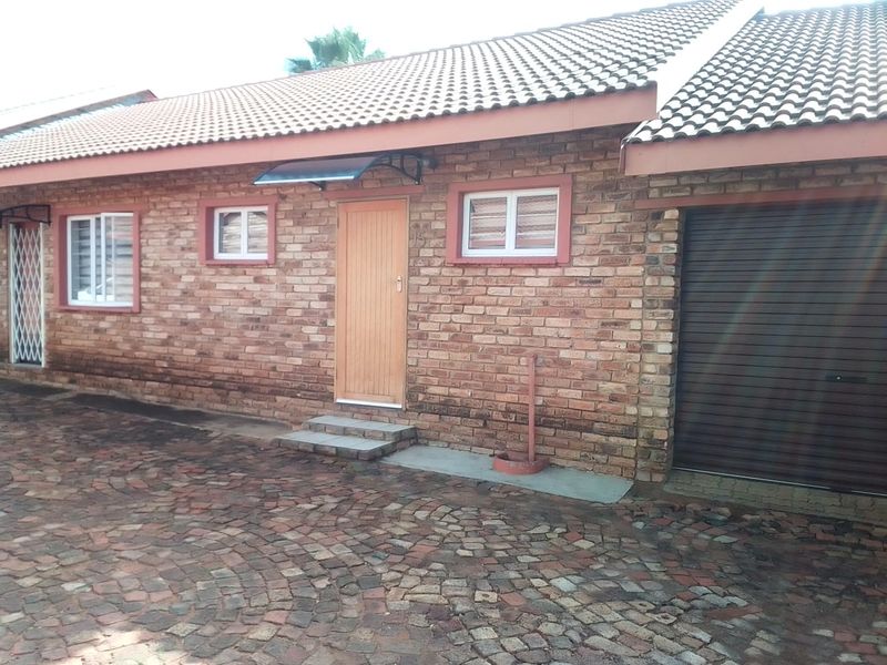 3-Bedroom Townhouse for Sale in a Secure, Well-Maintained Complex - Photo 2