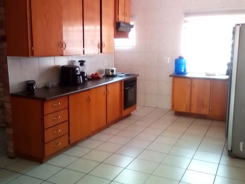 3-Bedroom Townhouse for Sale in a Secure, Well-Maintained Complex - Photo 3