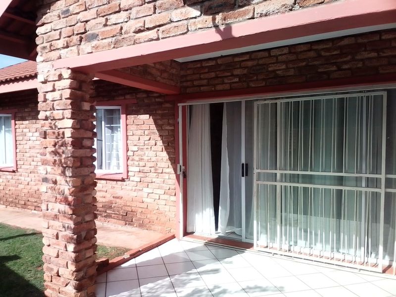 3-Bedroom Townhouse for Sale in a Secure, Well-Maintained Complex - Photo 1
