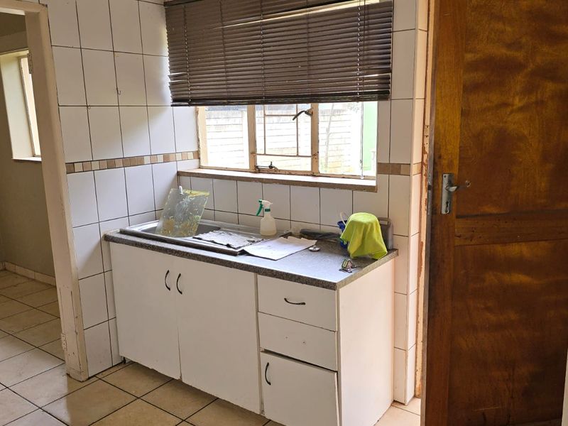 Neat and strong home in a quiet street in Extension 3. - Photo 8