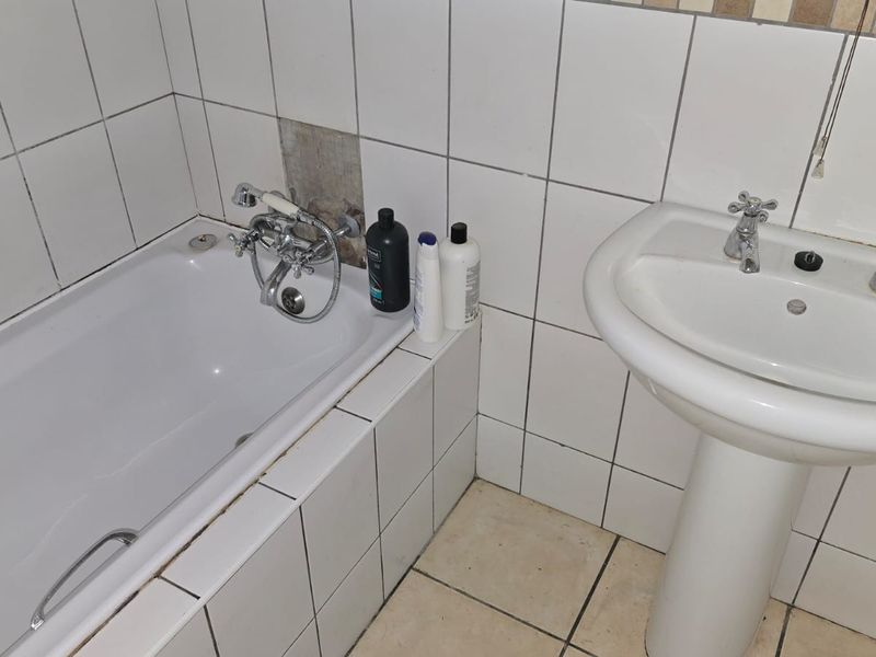 Neat and strong home in a quiet street in Extension 3. - Photo 6