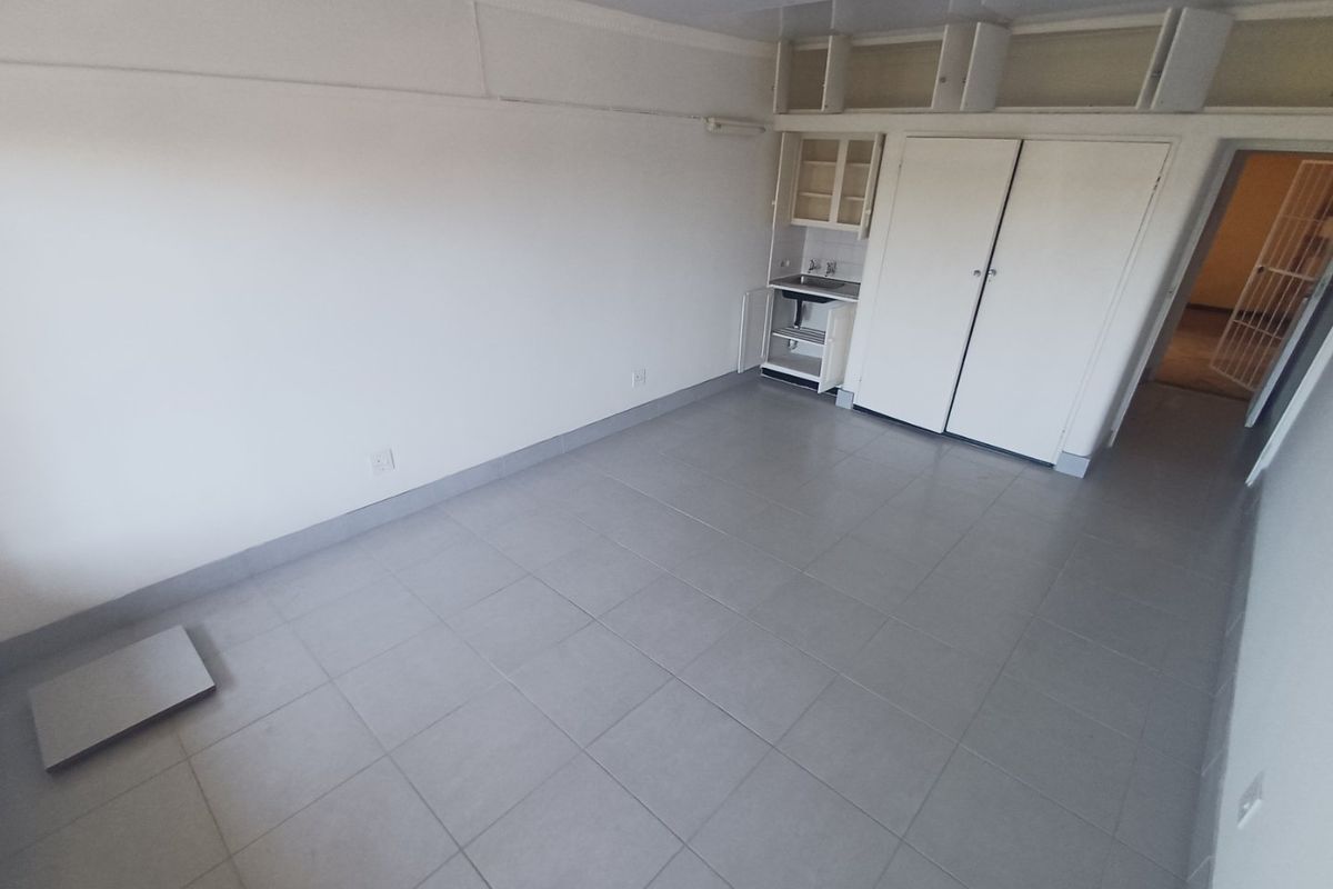 Bachelor Flat For Sale in Wilkoppies - Photo 4