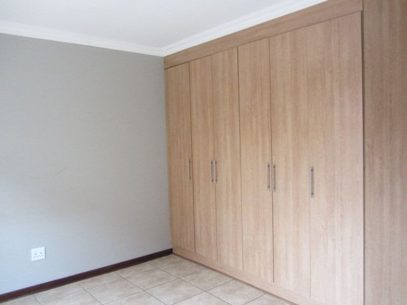 Ground floor unit with two  undercover vehicle parkings. - Photo 10