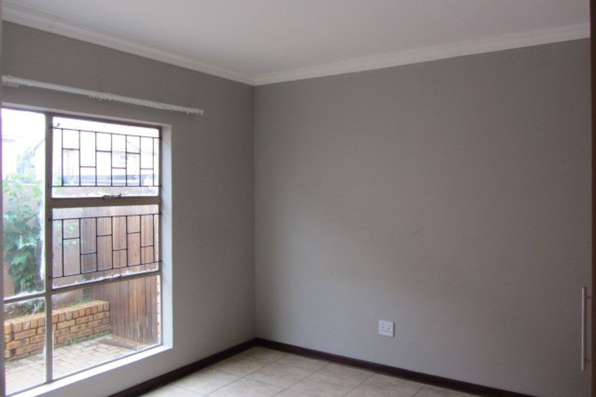 Ground floor unit with two  undercover vehicle parkings. - Photo 5