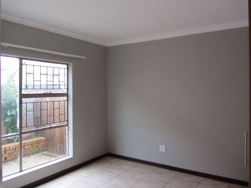 Ground floor unit with two  undercover vehicle parkings. - Photo 5