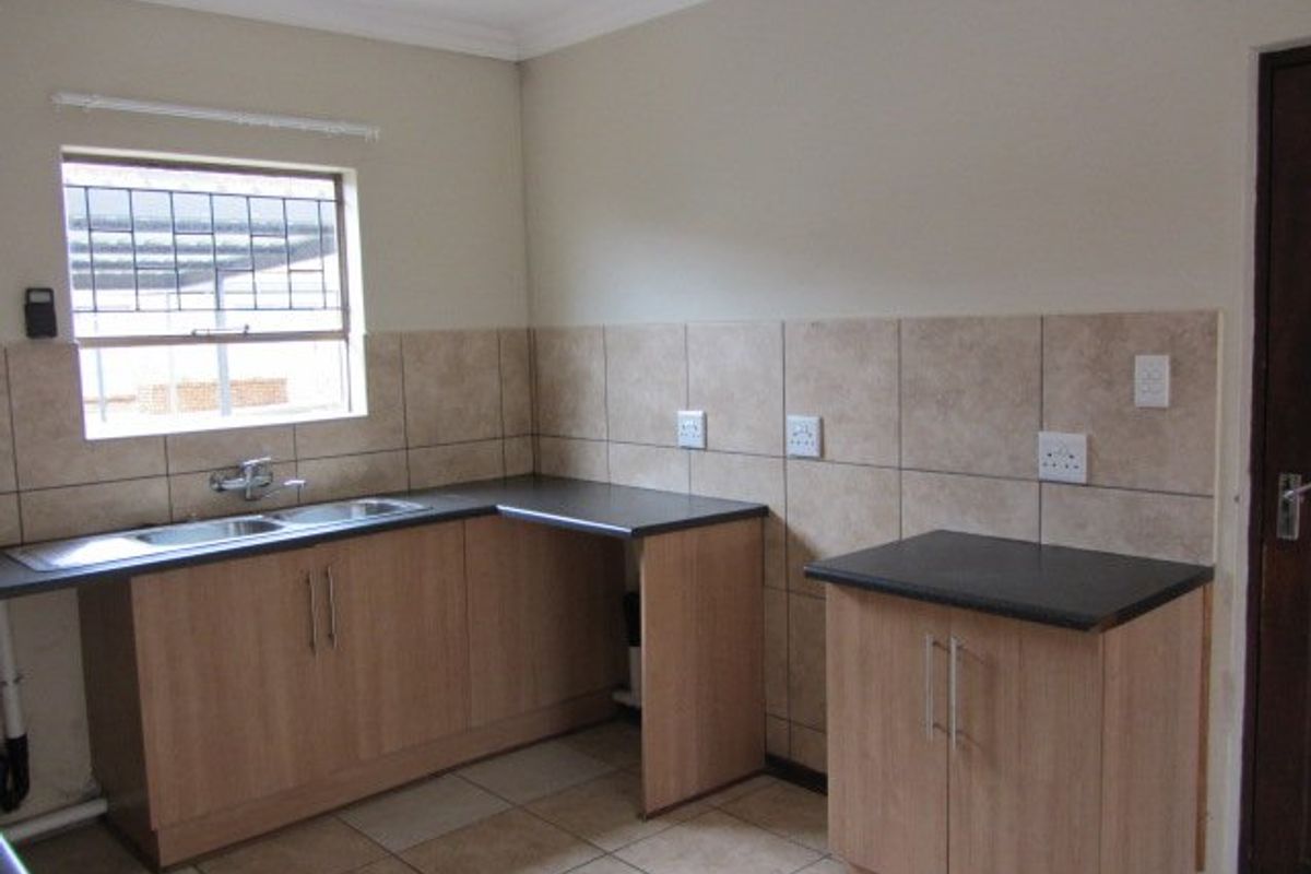 Ground floor unit with two  undercover vehicle parkings. - Photo 4