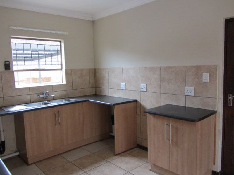 Ground floor unit with two  undercover vehicle parkings. - Photo 4