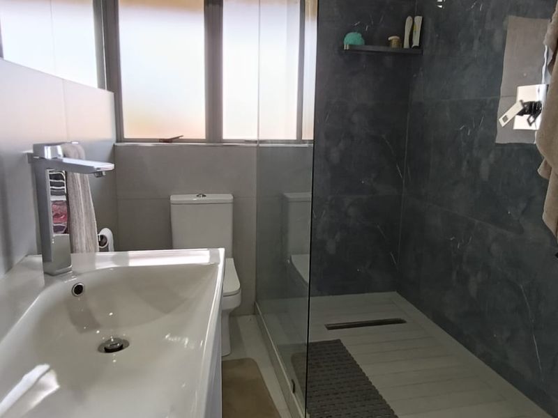 To let in Umhlanga - Fully furnished 3 bedroom apartment with amazing sea views. - Photo 10