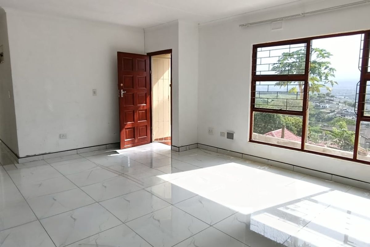 To let in Sunningdale, 3 bedroom freestanding house with beautiful inland views. - Photo 5