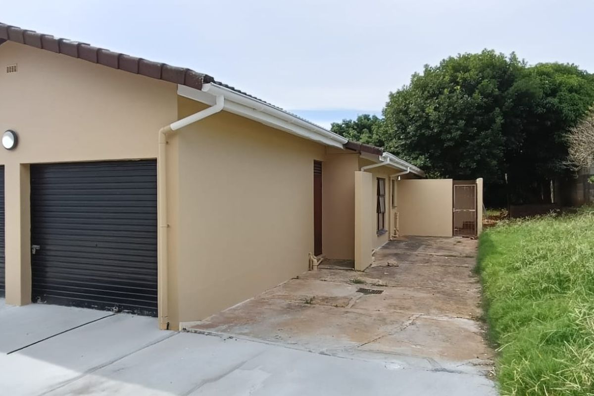 To let in Sunningdale, 3 bedroom freestanding house with beautiful inland views. - Photo 2